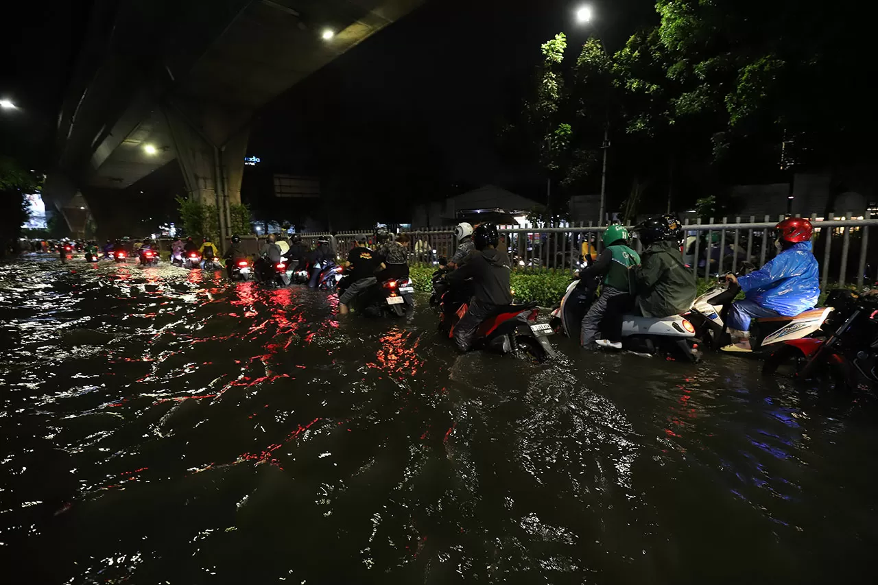 Banjir Lumpuhkan Jalan...