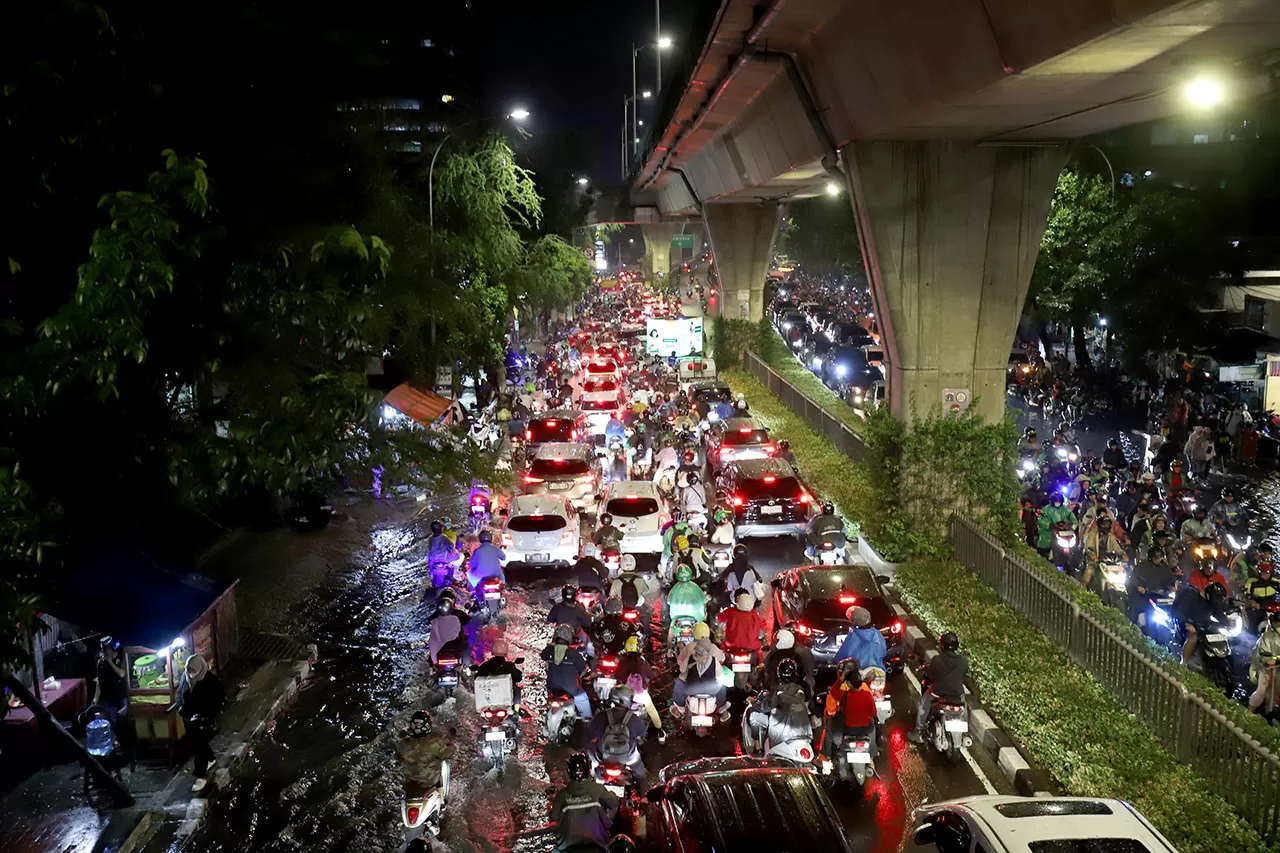 Macet Horor di Simpang...