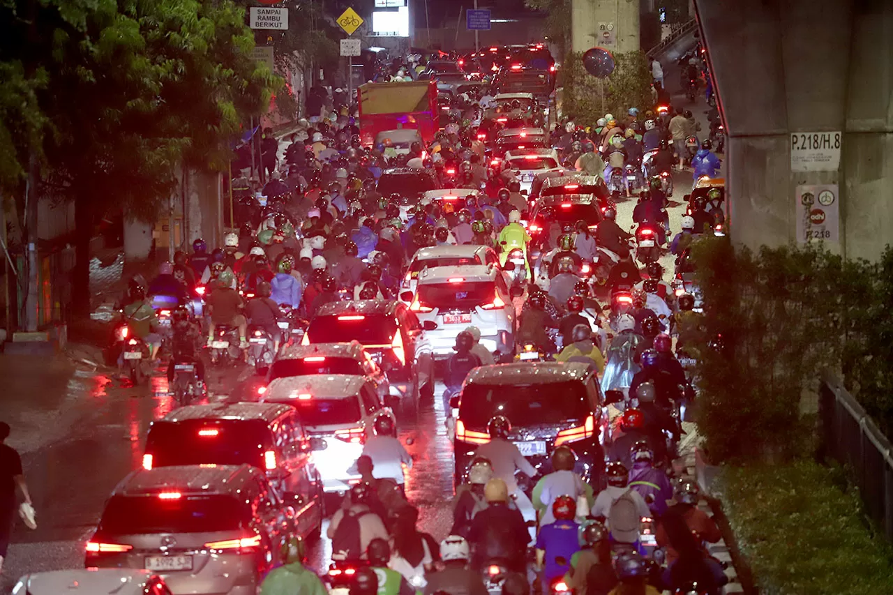 Macet Horor di Simpang...