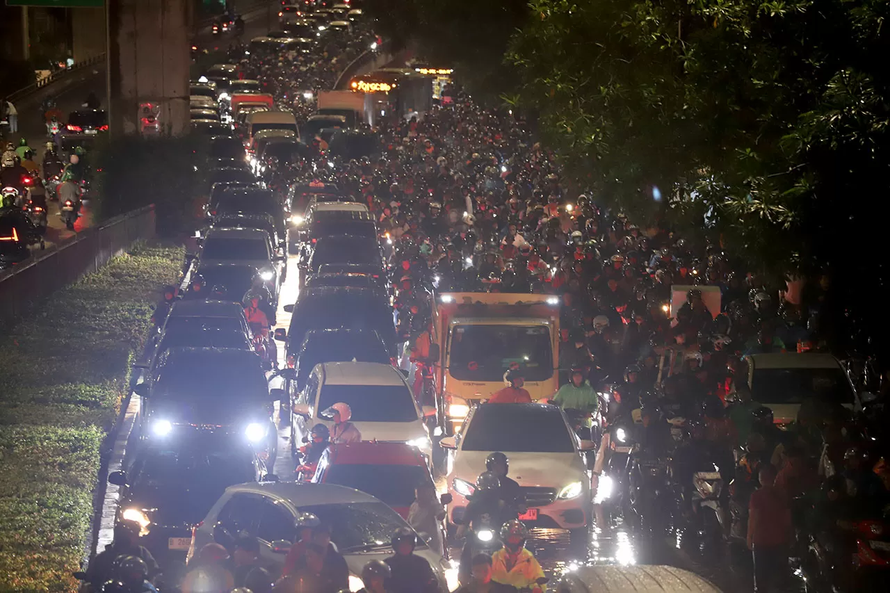 Macet Horor di Simpang...