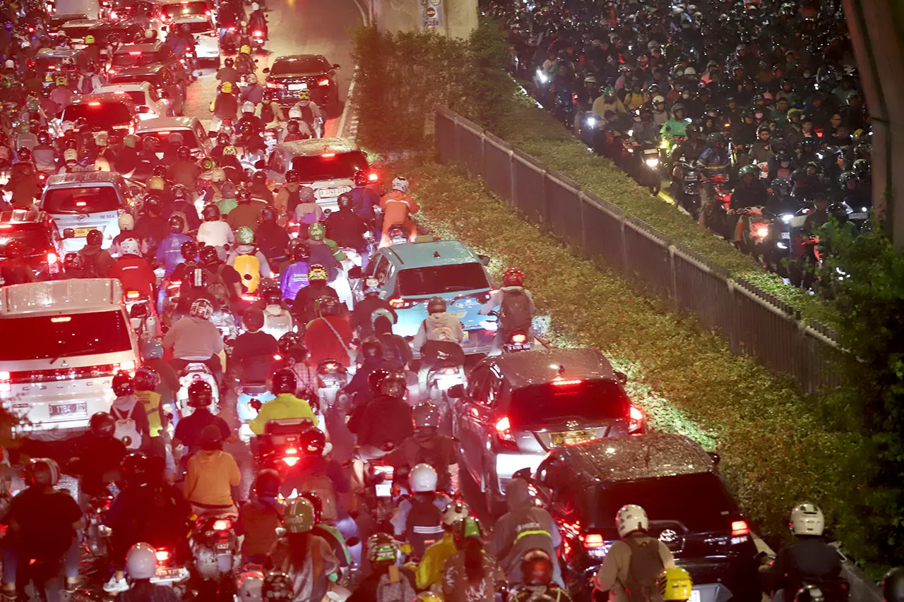 Macet Horor di Simpang...