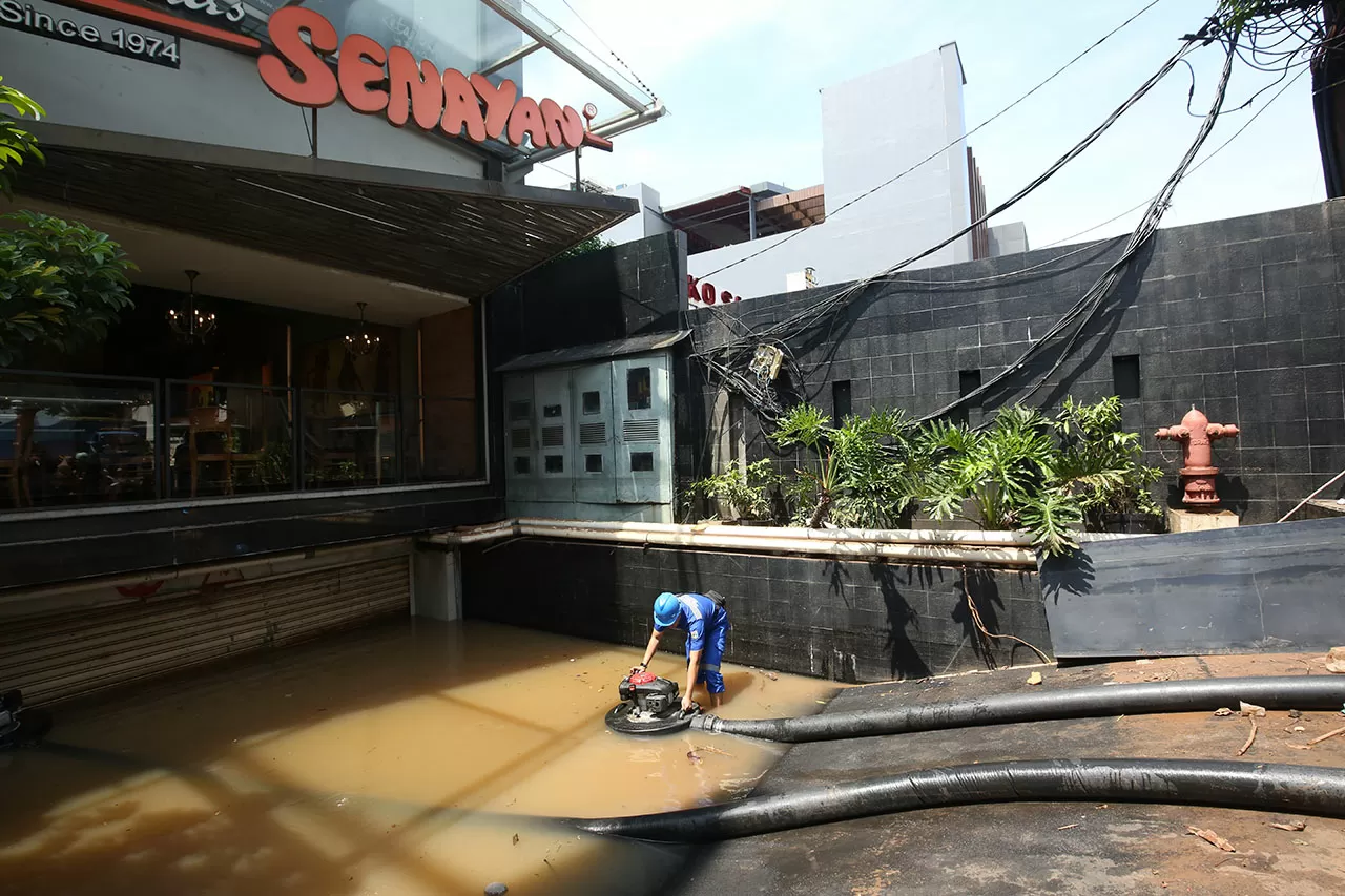 Petugas Dinas SDA Lakukan...