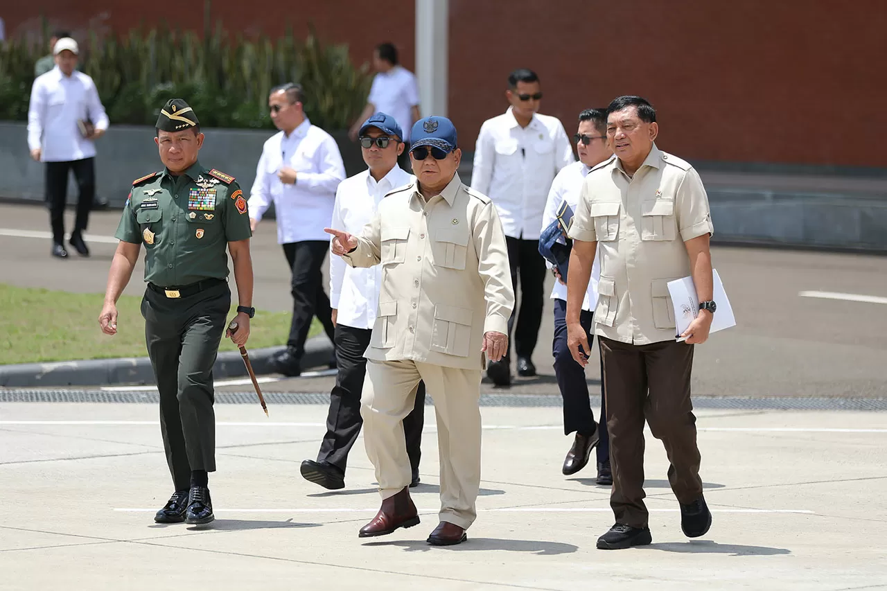 Presiden Prabowo Menyerahkan...