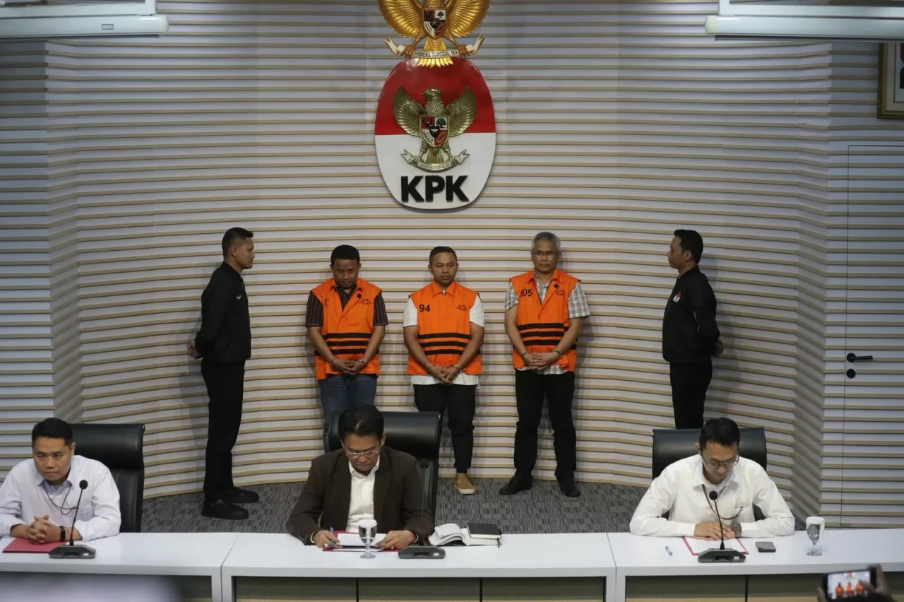 KPK Tahan Gubernur Riau...