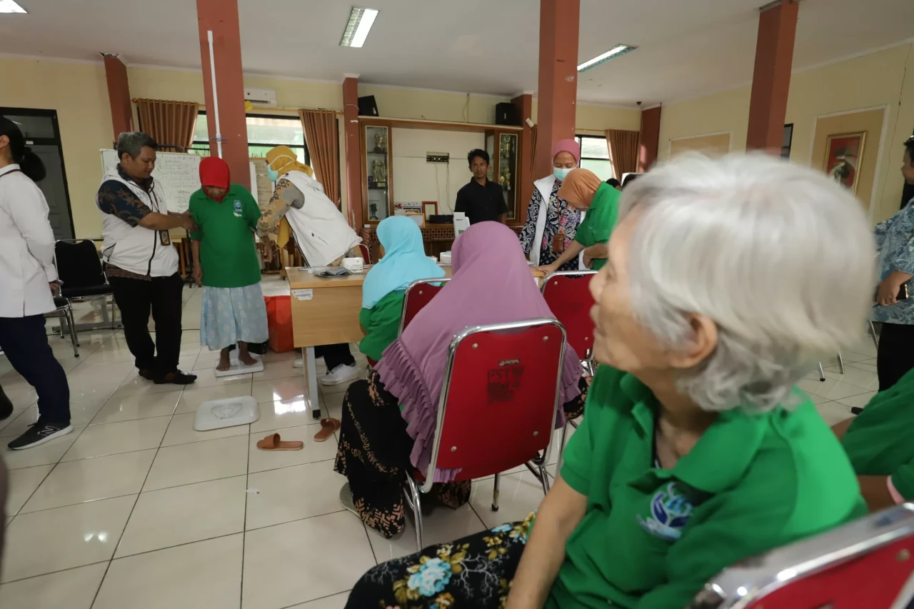 Lansia Antusias Ikuti...