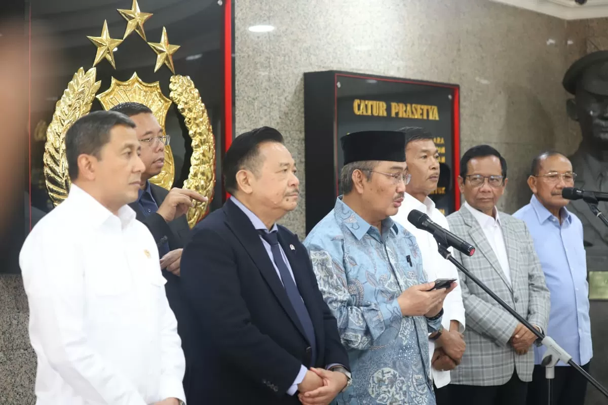 Rapat Perdana Komisi...