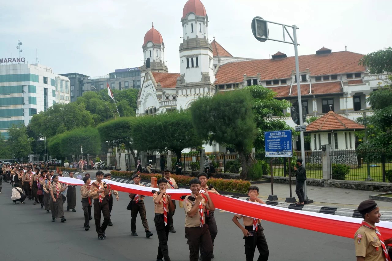 Ribuan Siswa Bentangkan...