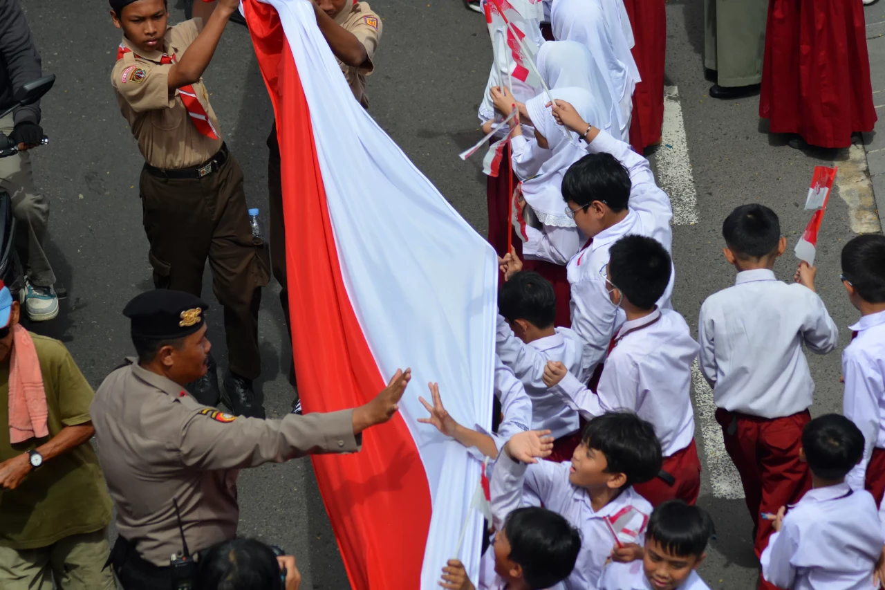 Ribuan Siswa Bentangkan...