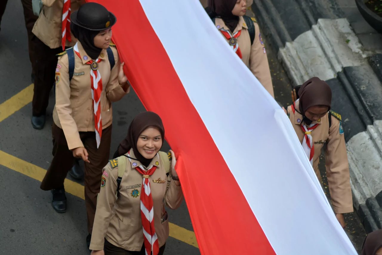Ribuan Siswa Bentangkan...