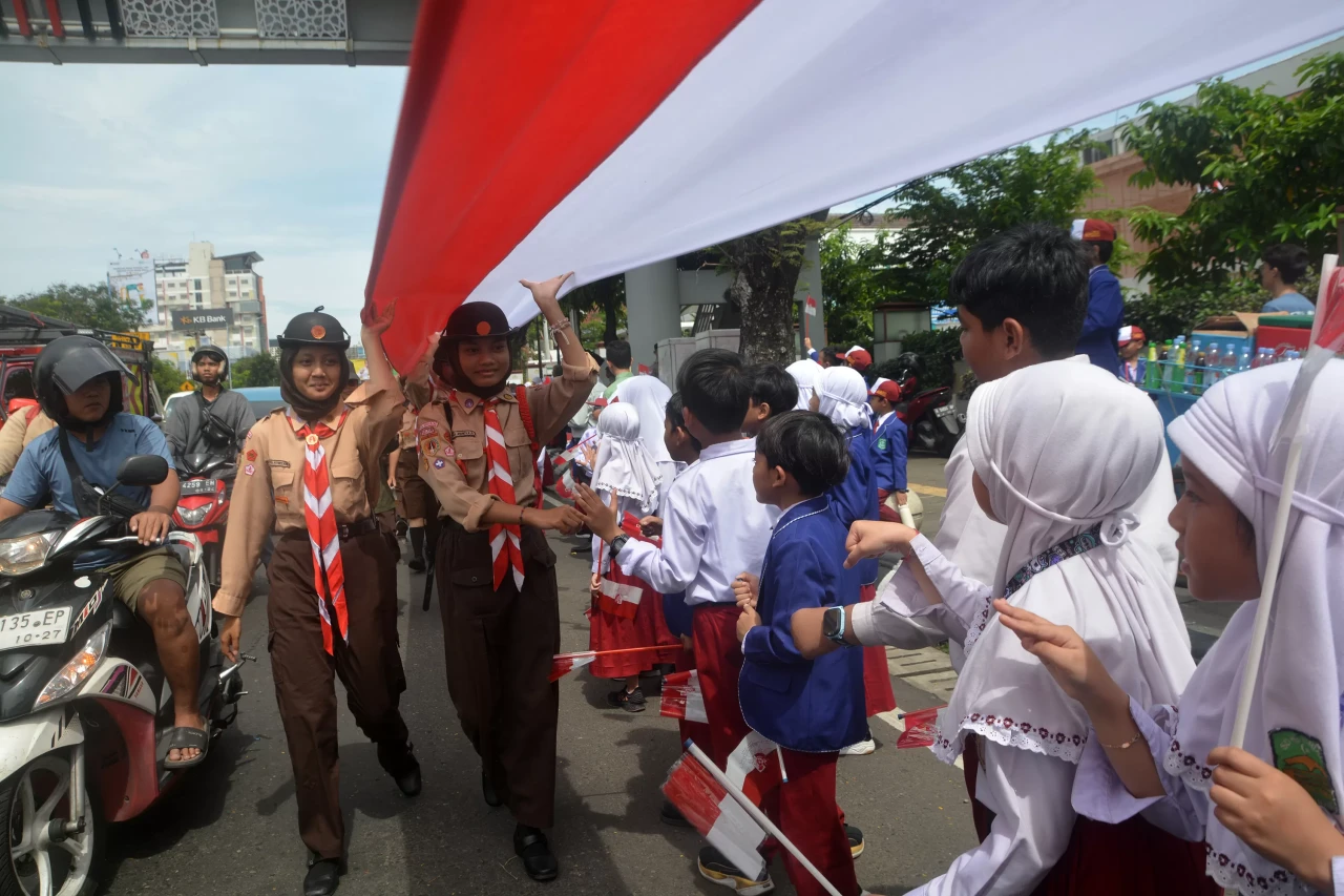 Ribuan Siswa Bentangkan...