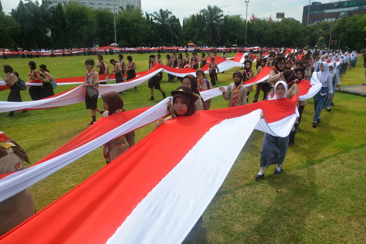 Ribuan Siswa Bentangkan...
