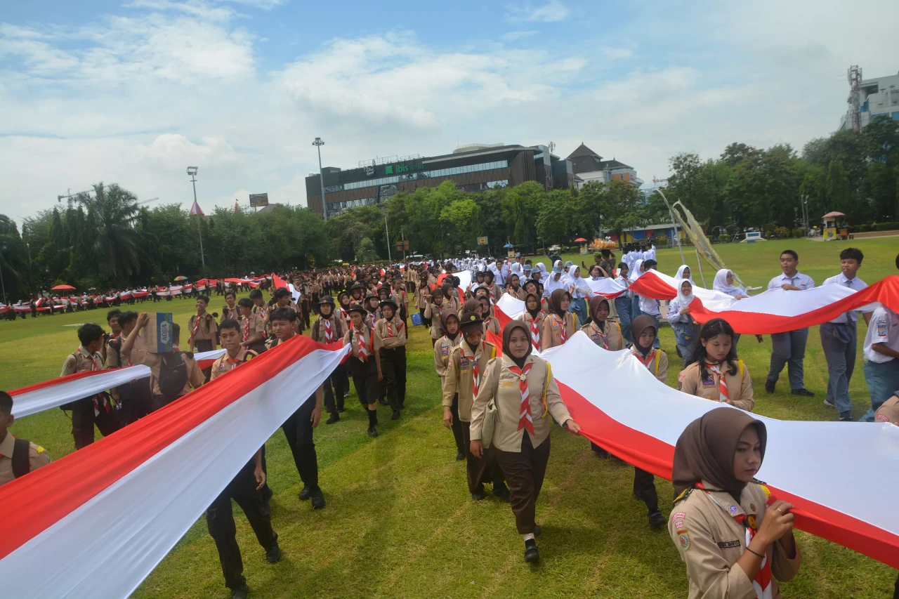 Ribuan Siswa Bentangkan...