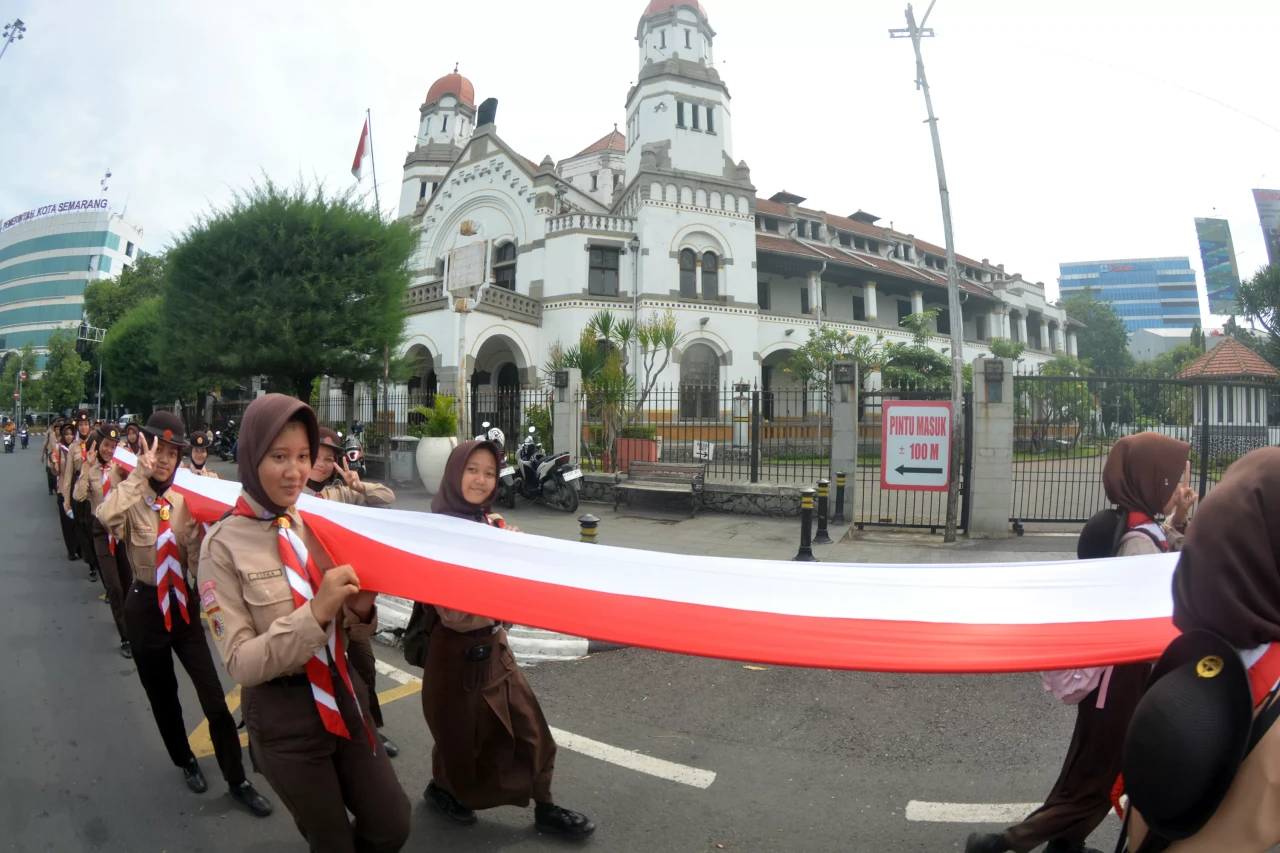Ribuan Siswa Bentangkan...