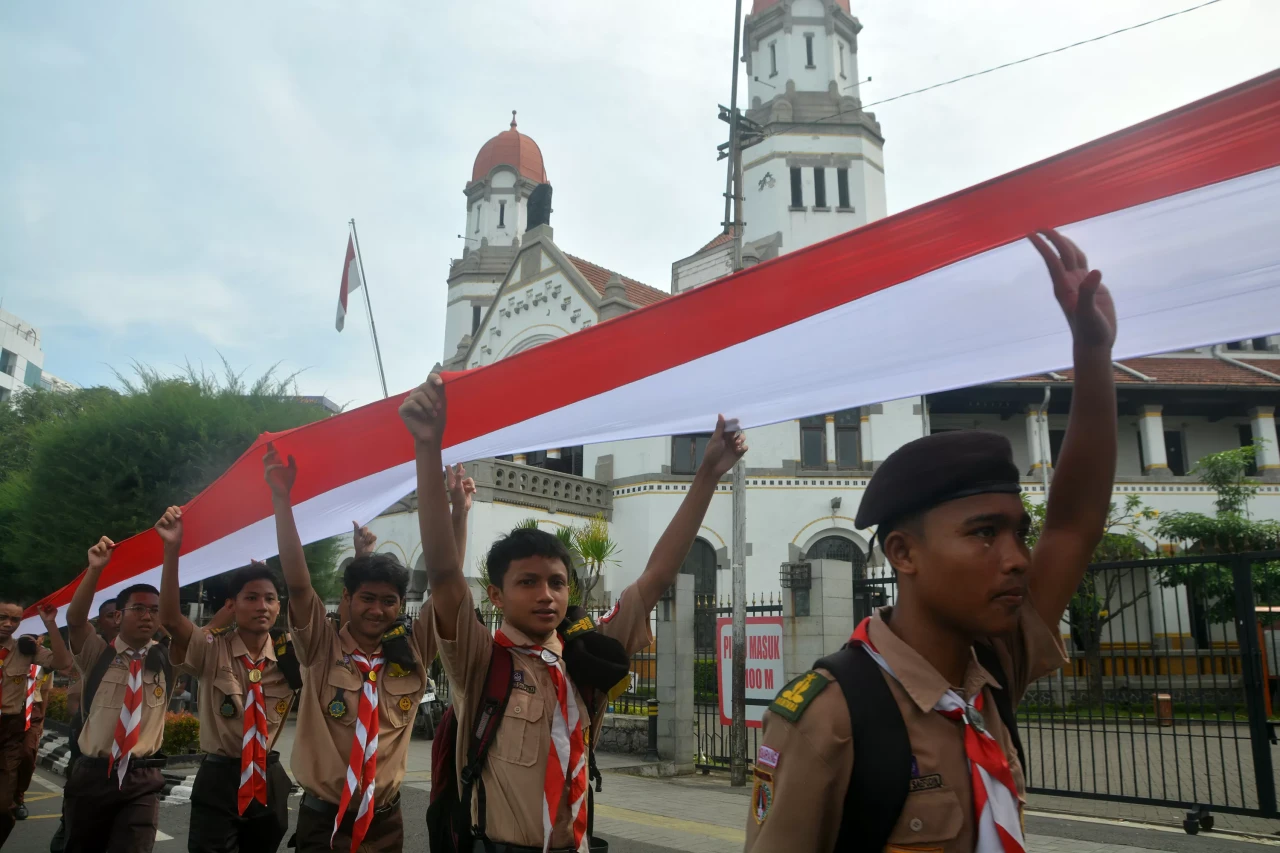 Ribuan Siswa Bentangkan...