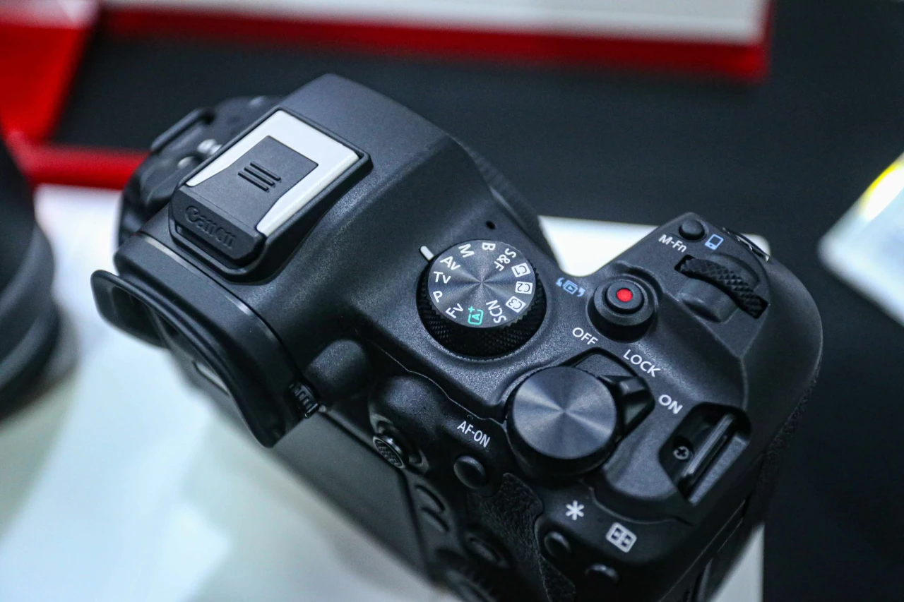 R6 Mark III Hadir dengan...