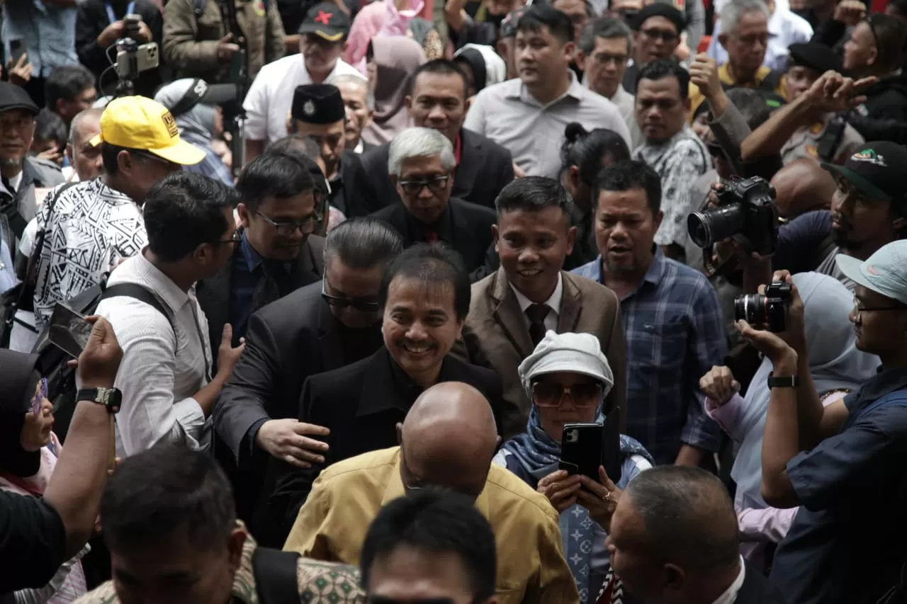 Roy Suryo, Rismon Sianipar,...