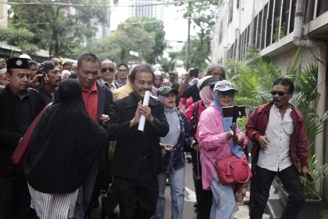 Roy Suryo, Rismon Sianipar,...