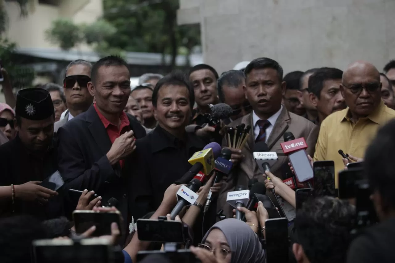 Roy Suryo, Rismon Sianipar,...
