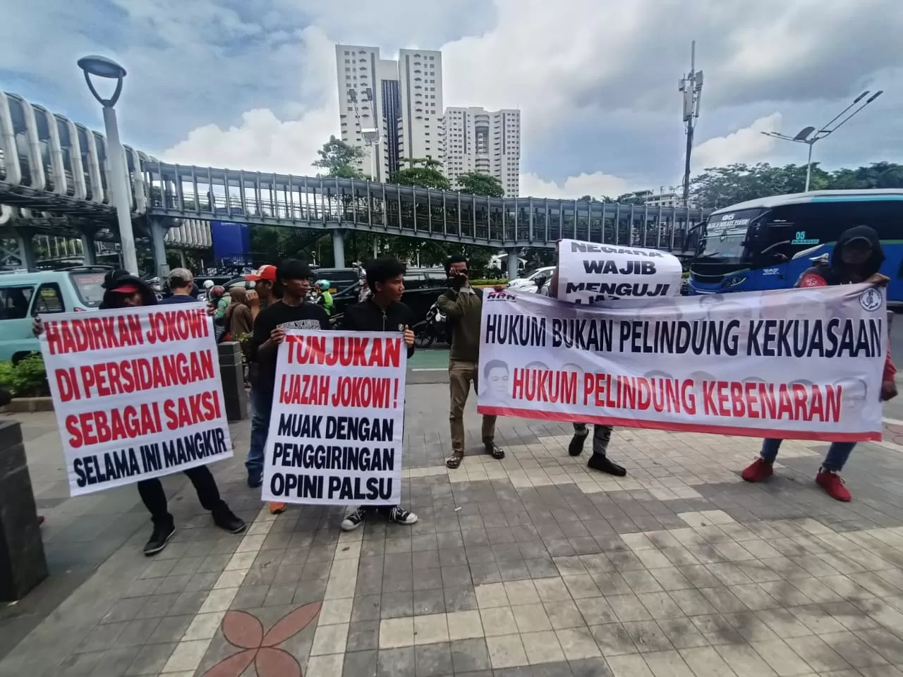 Demonstran Tuntut Jokowi...