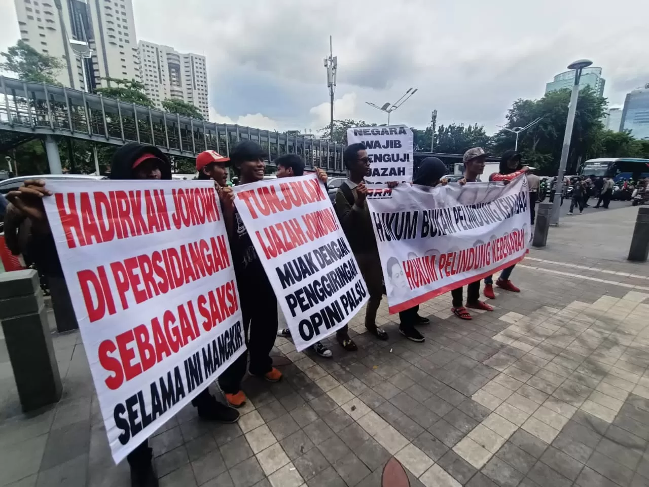 Demonstran Tuntut Jokowi...