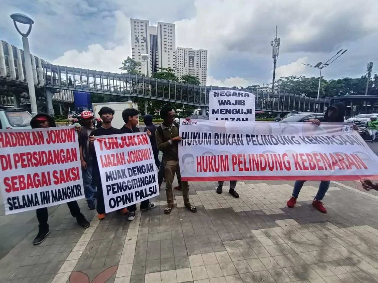 Demonstran Tuntut Jokowi...