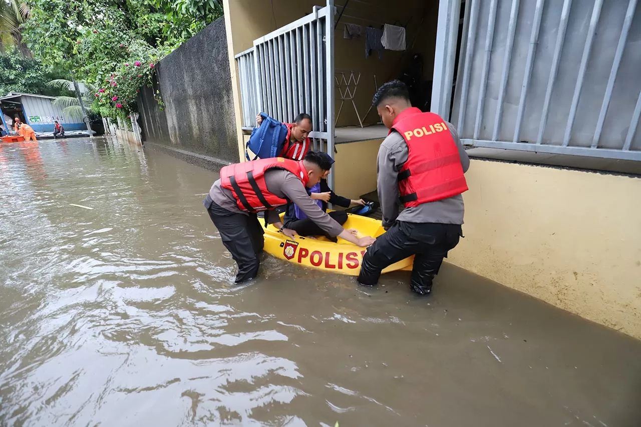 Banjir Rendam 13 RT...