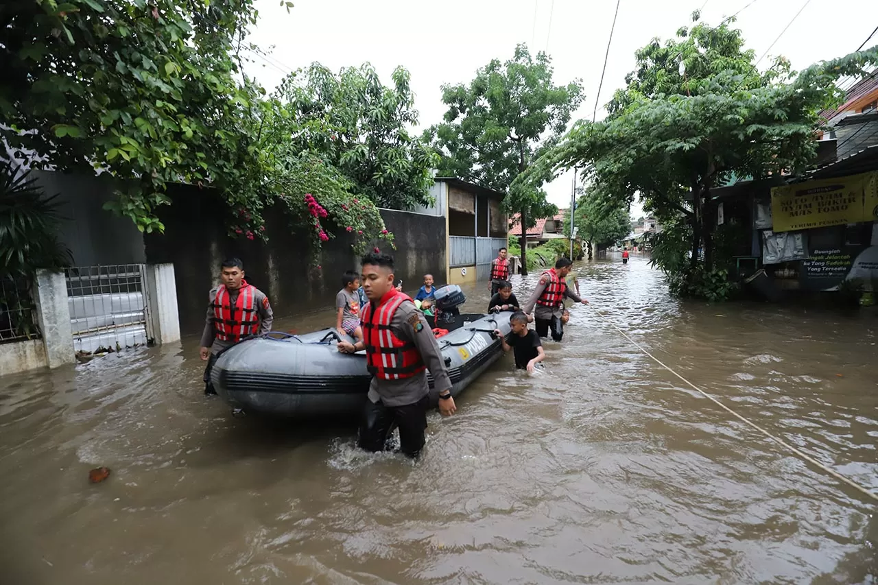 Banjir Rendam 13 RT...