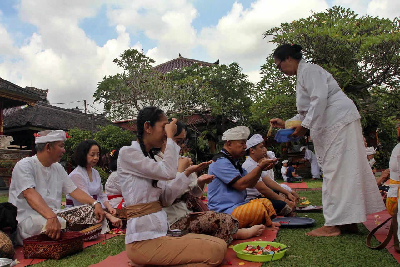 Ratusan Umat Hindu Gelar...