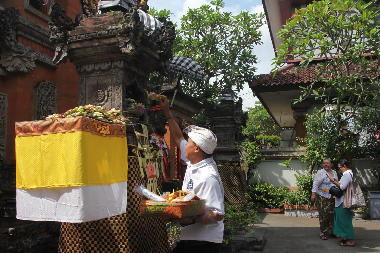 Ratusan Umat Hindu Gelar...