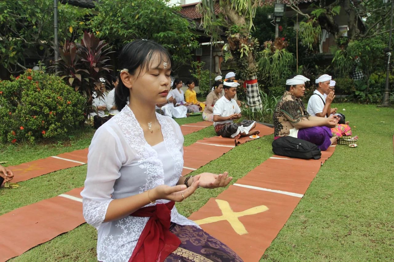 Ratusan Umat Hindu Gelar...