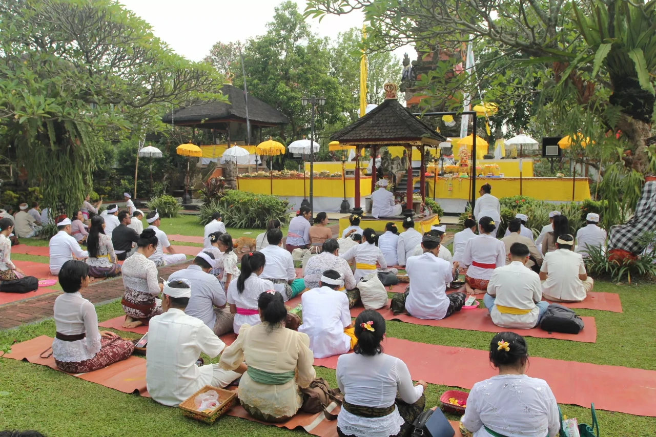 Ratusan Umat Hindu Gelar...