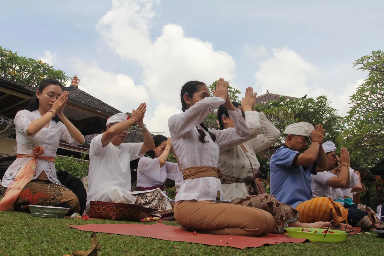 Ratusan Umat Hindu Gelar...