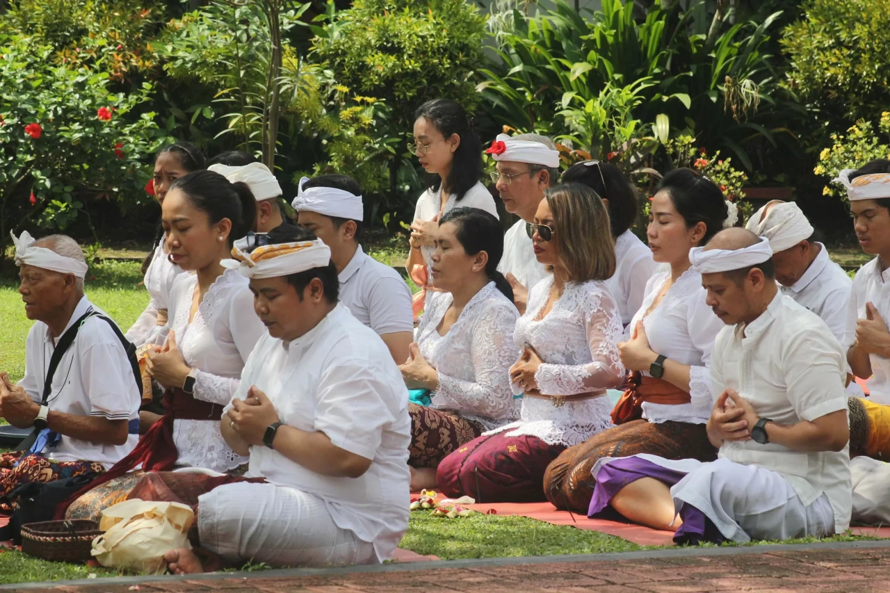 Ratusan Umat Hindu Gelar...