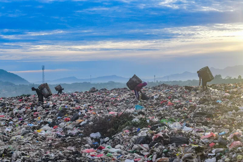 Sampah Plastik Menggunung...