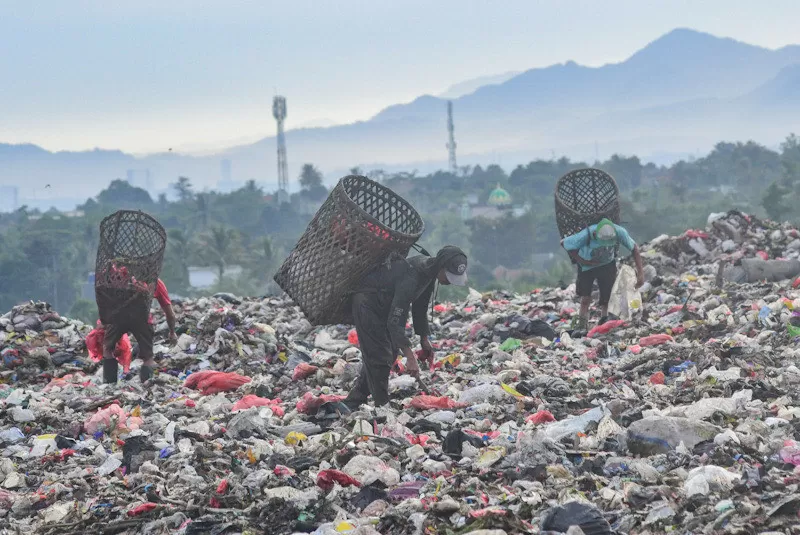 Sampah Plastik Menggunung...