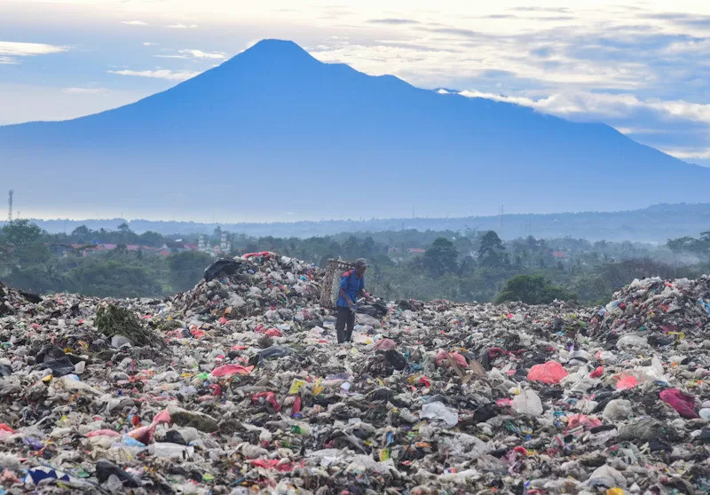 Sampah Plastik Menggunung...