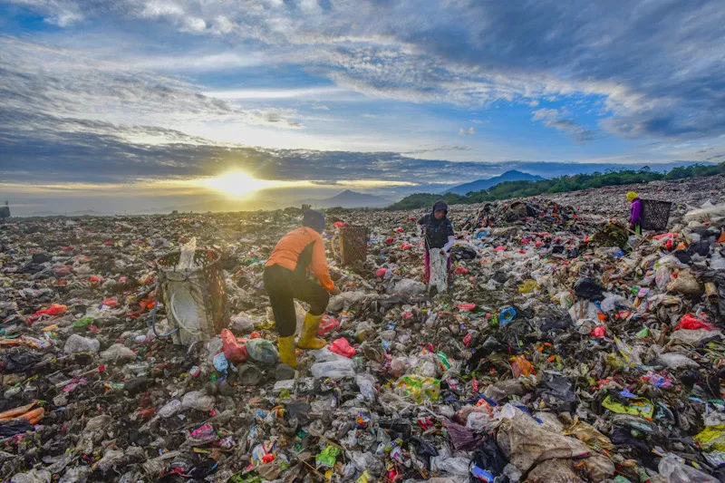 Sampah Plastik Menggunung...