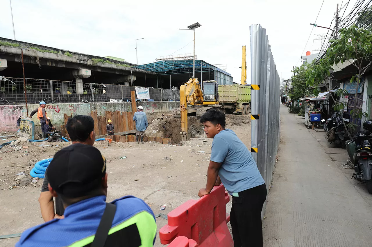 Akses Jalan Ditutup,...