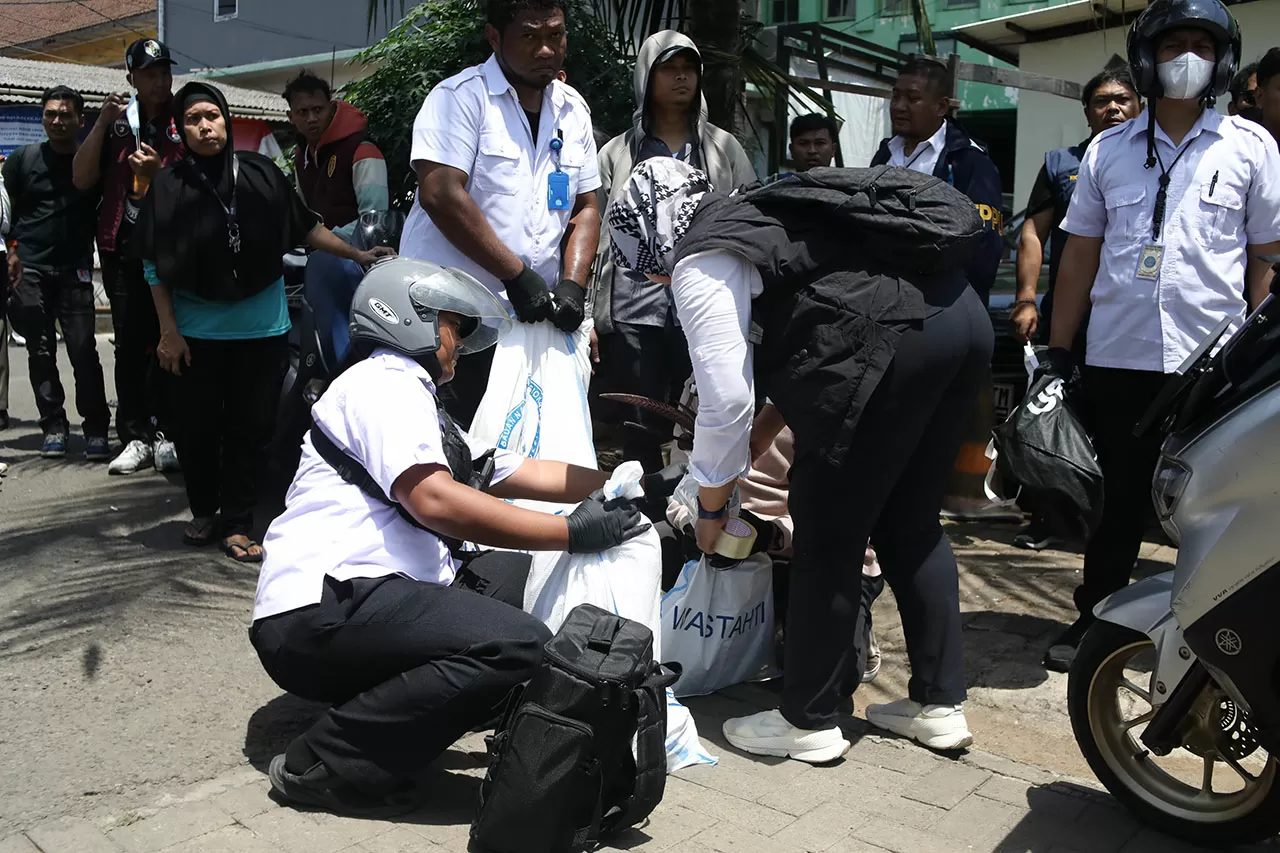 Penggerebekan Kampung...