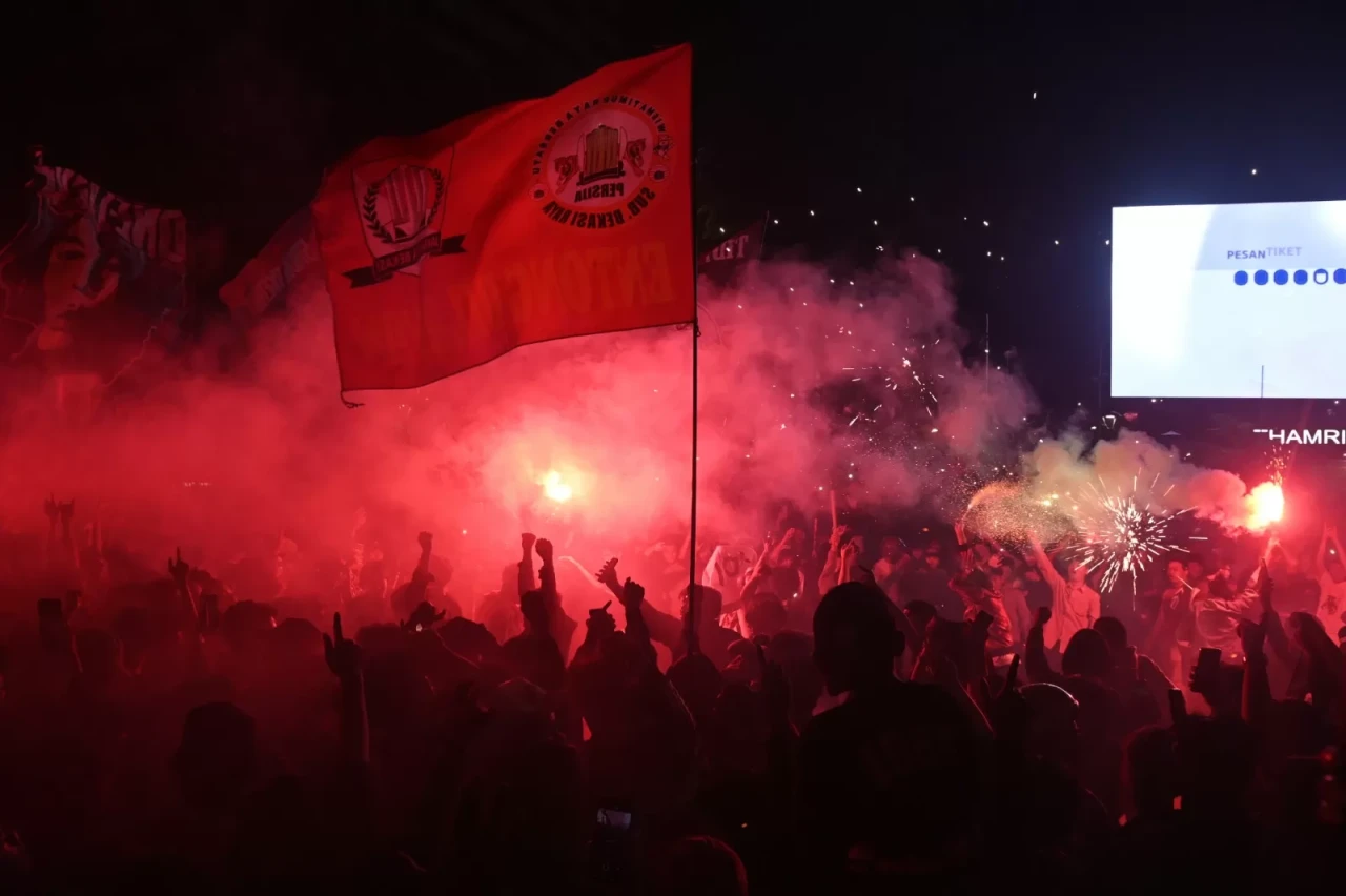 Ribuan Jakmania Meriahkan...