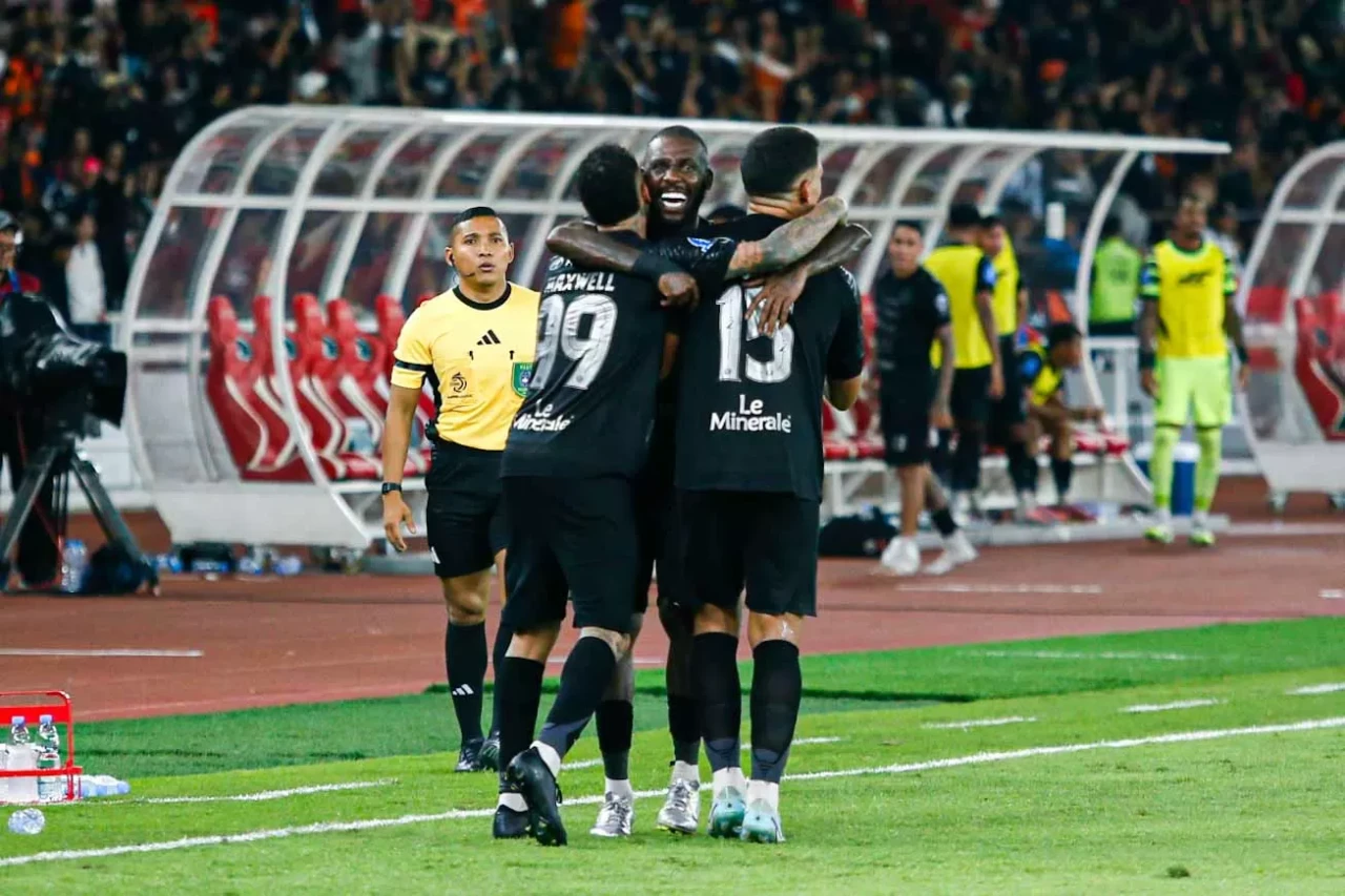 Persija Rayakan HUT...