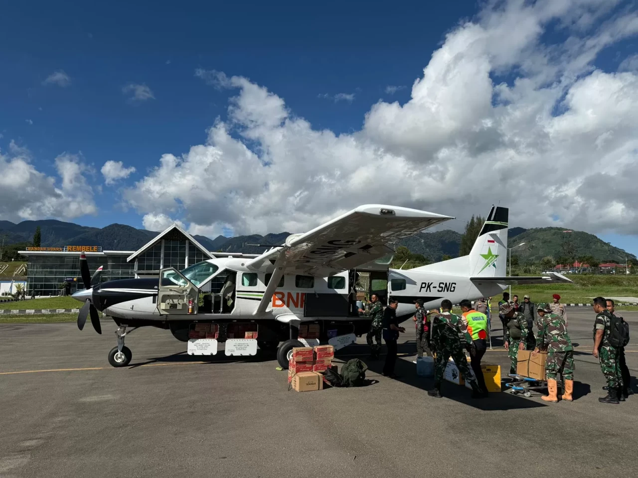 BNPB Kerahkan Helikopter...