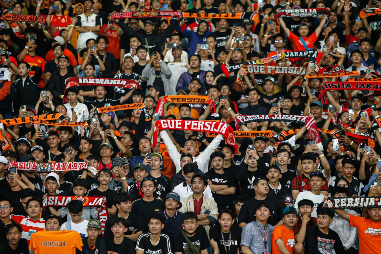 56 Ribu Jakmania Berikan...