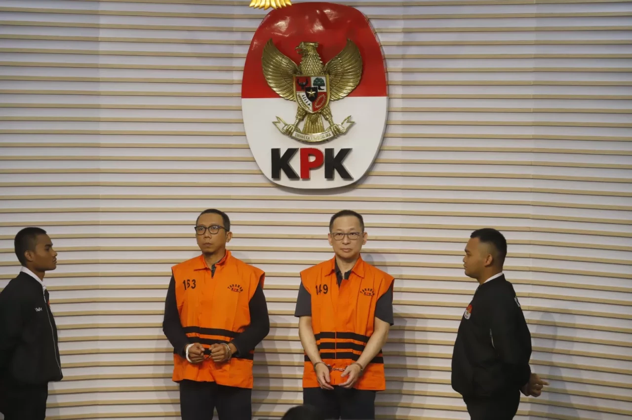 KPK Tahan Dua Tersangka...