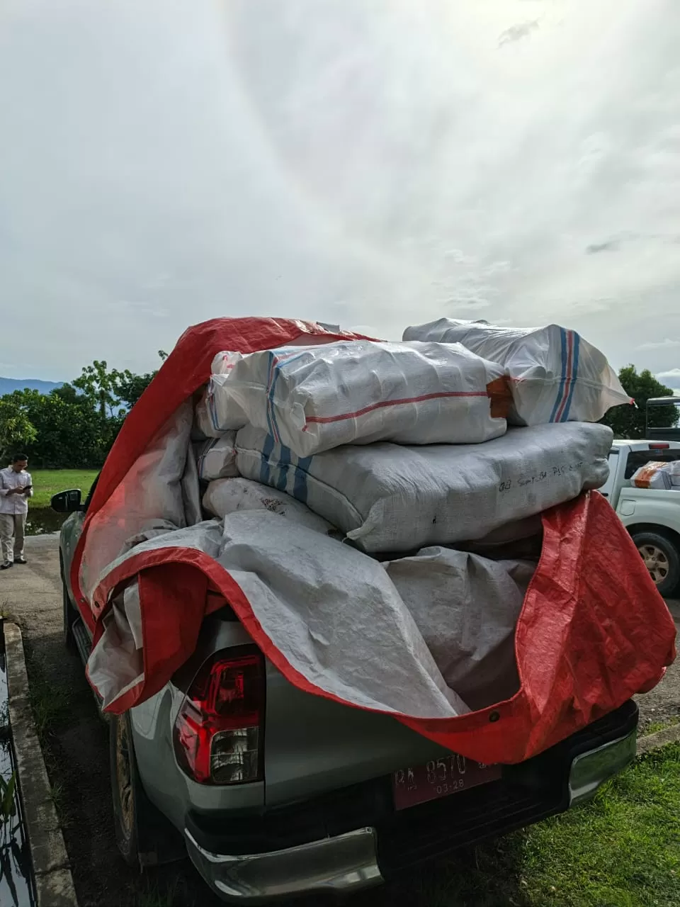 Empat Ton Bantuan Melalui...
