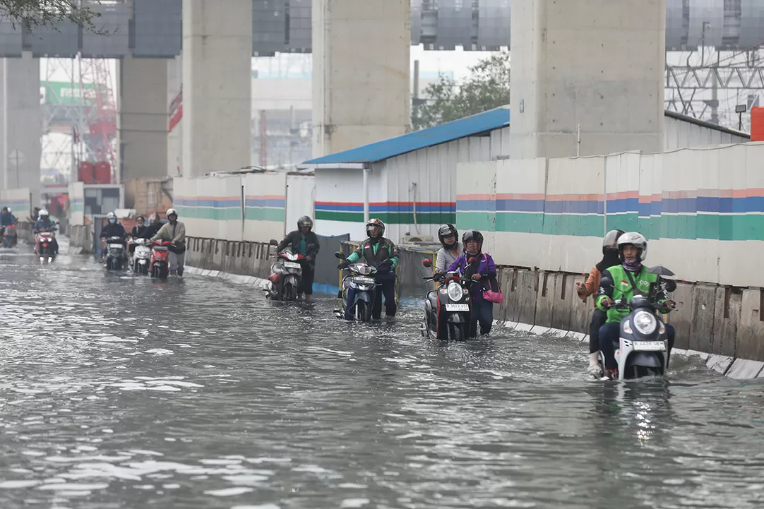 Banjir Rob Genangi Jakarta...