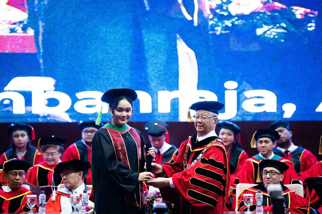 Melampaui Gelar: 1.989...