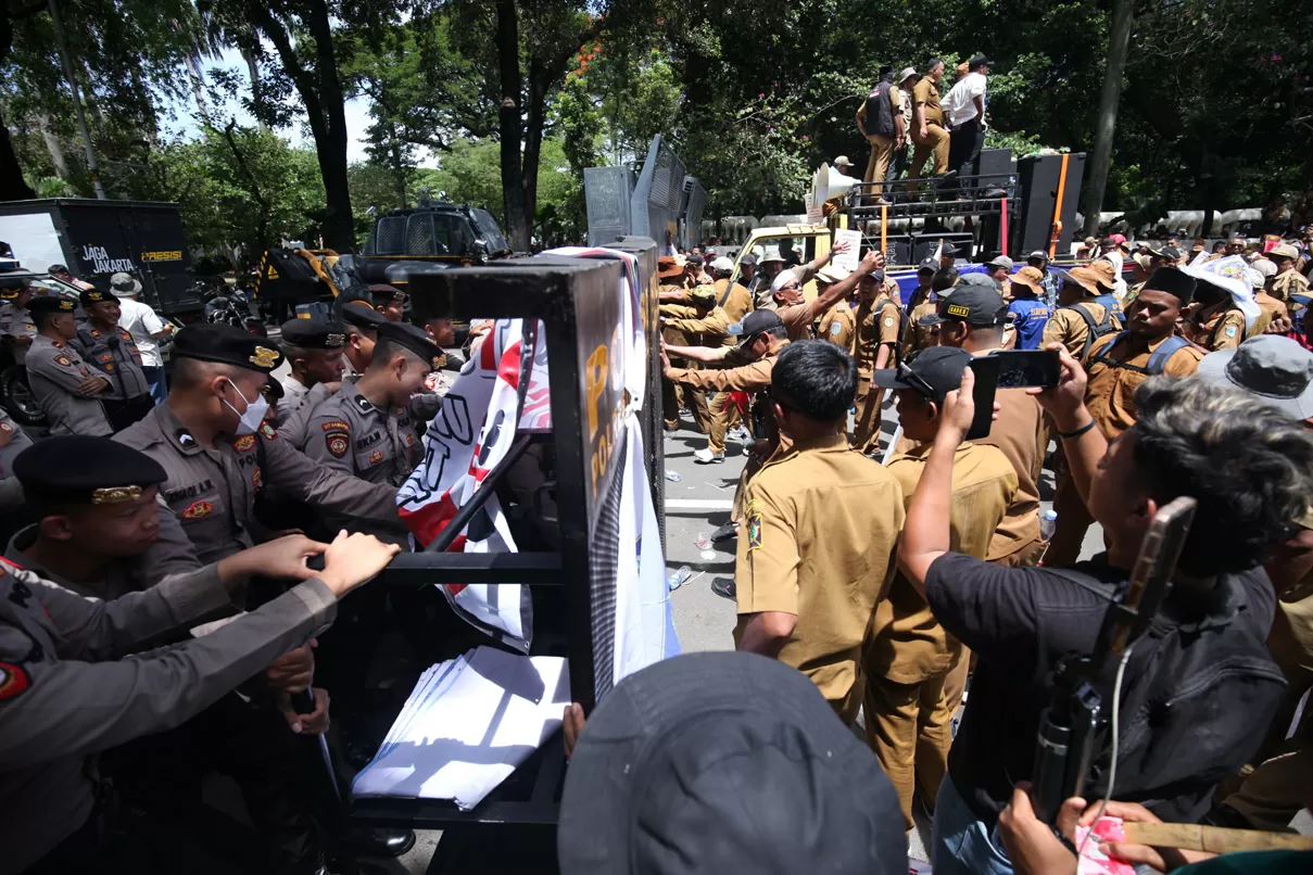 Tuntut Cabut PMK 81,...
