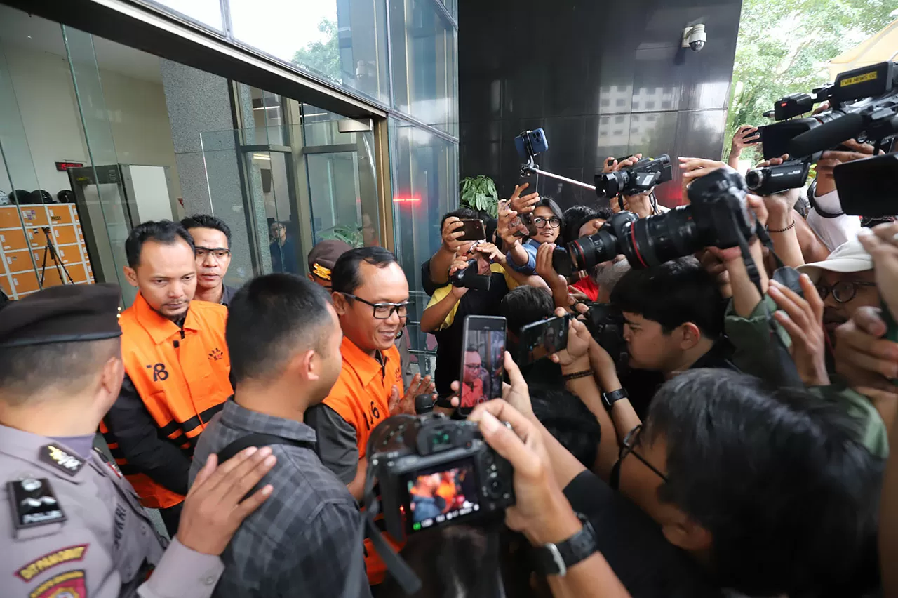 KPK Tahan Lima Tersangka...