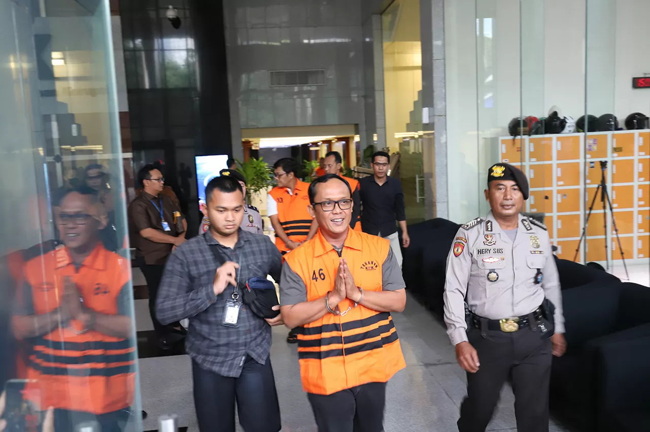 KPK Tahan Lima Tersangka...